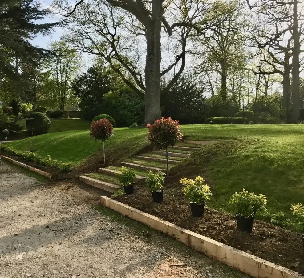 Bordures et escalier en traverse de chêne – Aménagement de talus