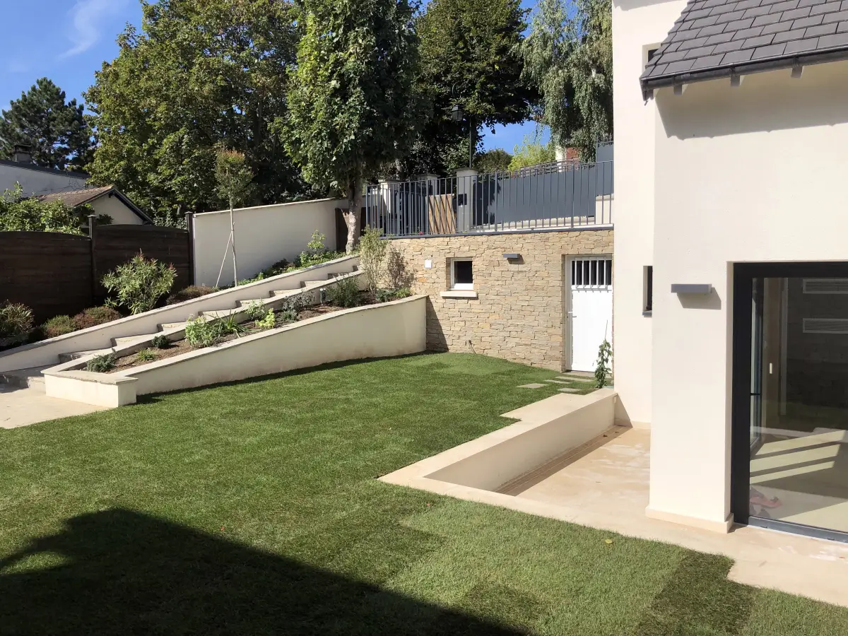 Pas japonais et gazon en plaques – Cheminement de jardin