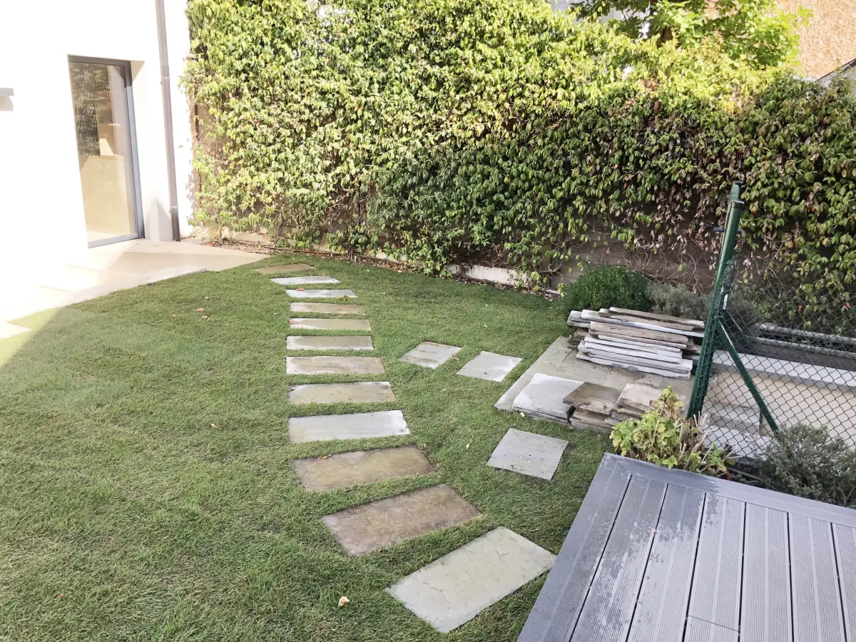 Pas japonais et gazon en plaques – Cheminement de jardin